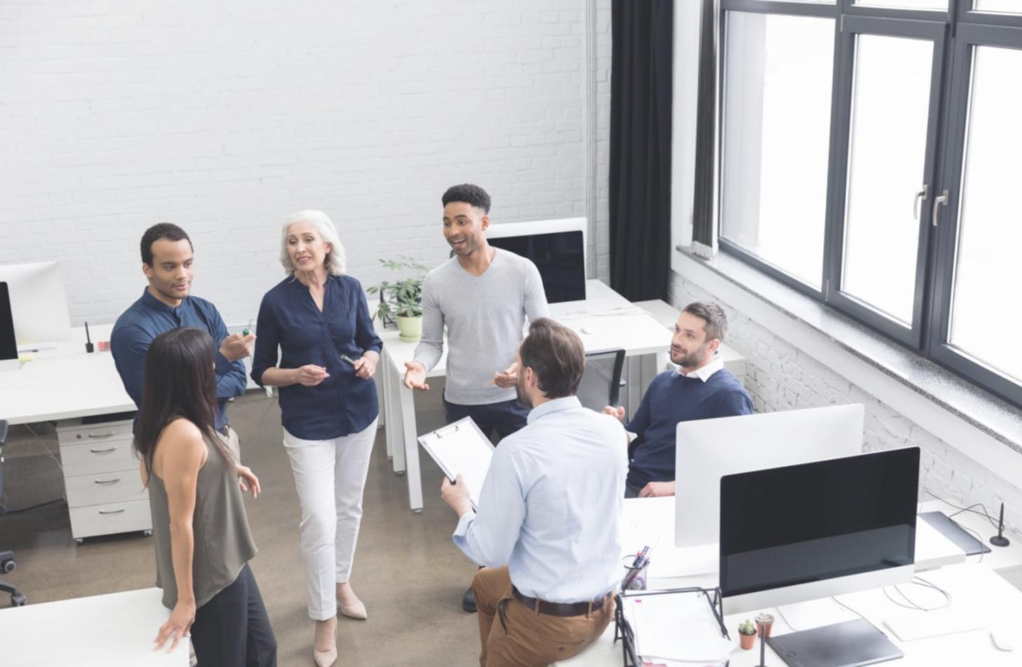 Finanzkennzahlen und Geschäftsunterlagen auf einem modernen Arbeitsplatz